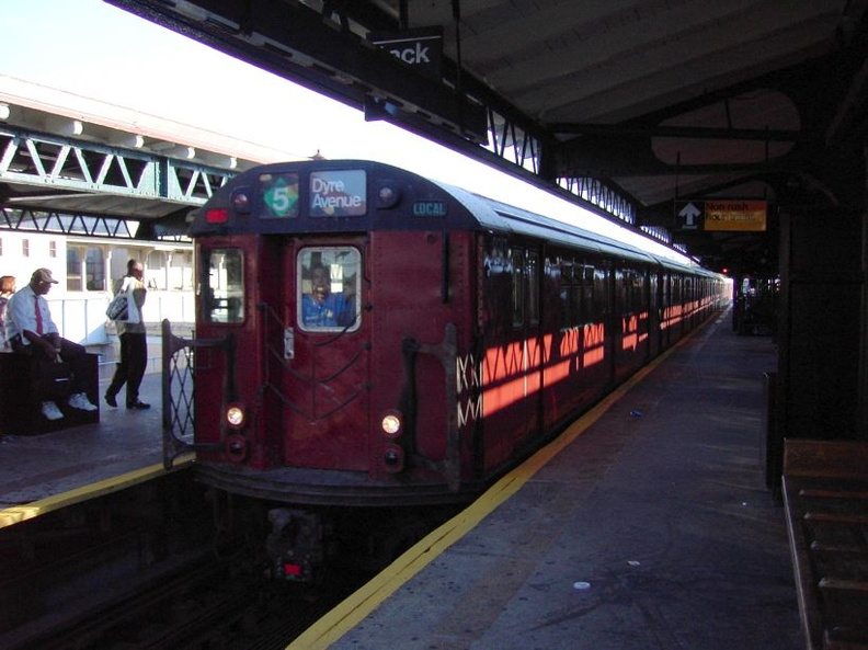 R-33ML 8913 @ E 180 St (5). Photo taken by Brian Weinberg, 8/7/2002.