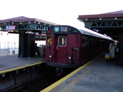 R-33ML 8952 @ E 180 St (5). Photo taken by Brian Weinberg, 8/7/2002.