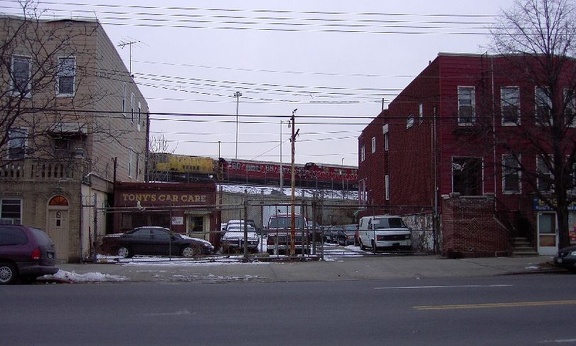 R-33ML 9070 @ Unionport Yard. Photo by Brian Weinberg, 02/15/2003. (94kb)