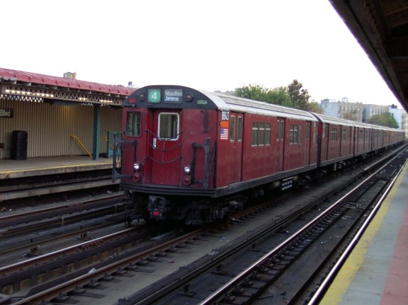 R-33ML 8843 @ Bedford Pk Blvd-Lehman College (4). Photo taken by Brian Weinberg, 8/1/2002.
