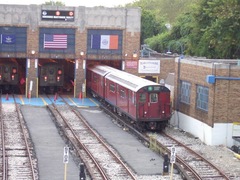 R-33ML 9226 and 9227 @ Concourse Yard. Photo taken by Brian Weinberg, 8/1/2002.