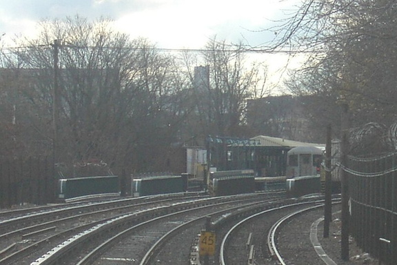 R-40M @ Sheepshead Bay (Q).  Photo by Brian Weinberg, 11/27/2002. (97k)