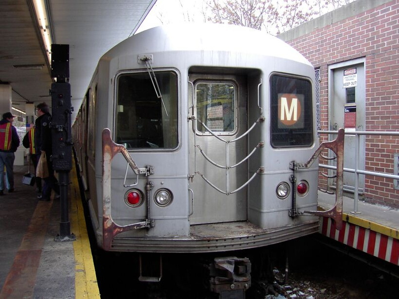 R-40M @ Metropolitan Av (M).  Photo by Brian Weinberg, 11/27/2002. (101k)