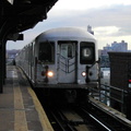 R-42 @ Atlantic Av (L). Photo by Brian Weinberg, 11/27/2002. (78k)