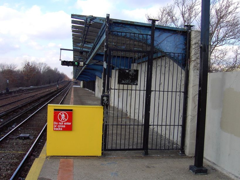 PDRM1643 || Fixed fence/gate at the north end of the nb platform at Aqueduct - North Conduit Av (A). A C/R was killed here on 01