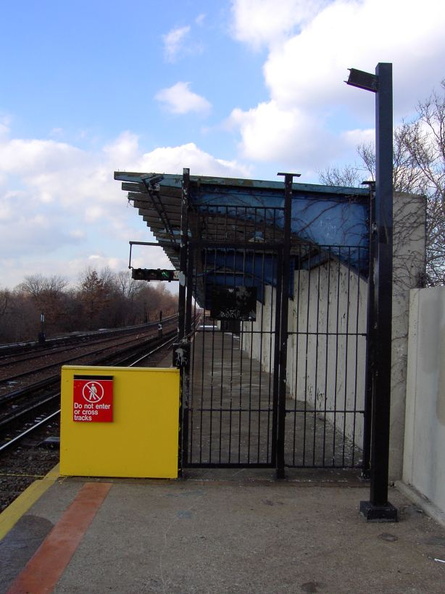 PDRM1644 || Fixed fence/gate at the north end of the nb platform at Aqueduct - North Conduit Av (A). A C/R was killed here on 01