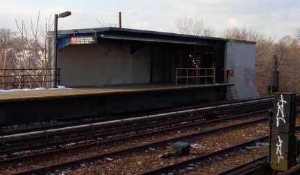 PDRM1646 || North exit of the sb platform at Aqueduct - North Conduit Av (A). Photo by Brian Weinberg, 01/19/2003.