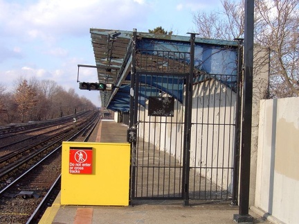 PDRM1647 || Fixed fence/gate at the north end of the nb platform at Aqueduct - North Conduit Av (A). A C/R was killed here on 01