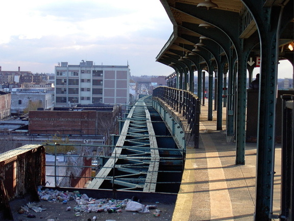 Long abandoned trackway @ the soon to be abandoned Manhattan-bound Atlantic Av (L) platform. Photo by Brian Weinberg, 11/27/2002