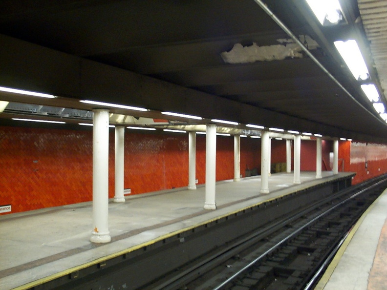 Former shuttle platform @ Bowling Green (4/5). Note: it is currently boarded up. Photo taken by Brian Weinberg, 3/26/2001.