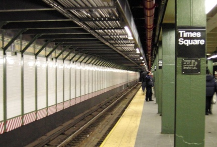 PDRM1686 || Nb local platform for the 1/9 at Times Square - 42 St. Photo by Brian Weinberg, 01/19/2003.