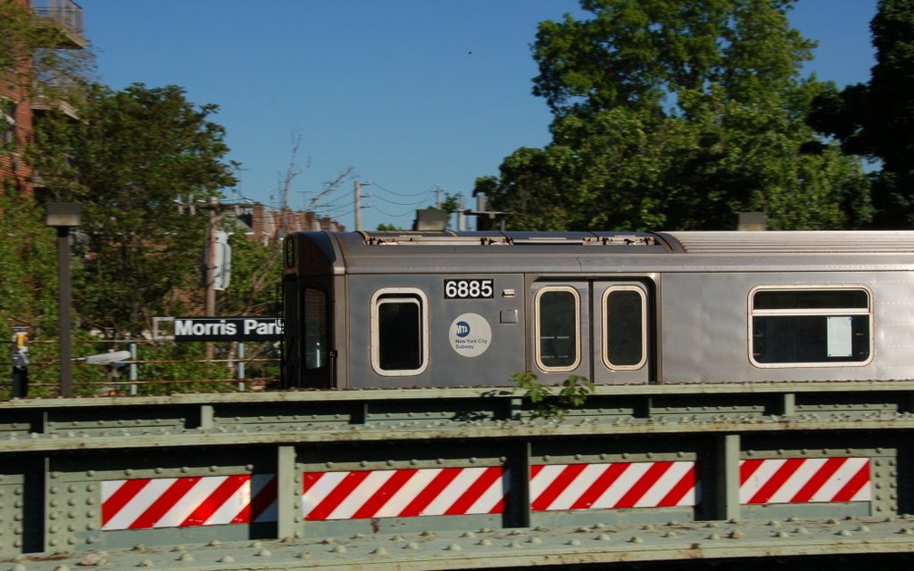 R-142 6885 @ Morris Park (5)