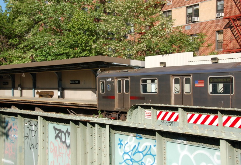 R-142 6885 @ Morris Park (5)