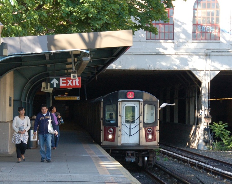 R-142 7051 @ Morris Park (5)