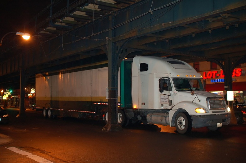 A tractor trailer backs up after probably scraping the elevated subway structure @ 231 St (1) - A tractor trailer backs up after probably scraping the elevated subway structure @ 231 St (1) DSC_9442f.jpg