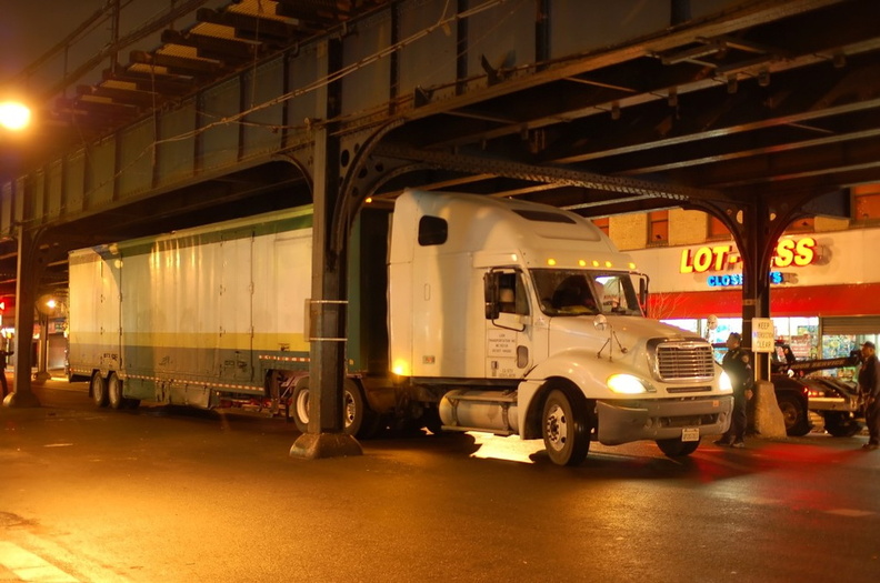A tractor trailer backs up after probably scraping the elevated subway structure @ 231 St (1) - A tractor trailer backs up after probably scraping the elevated subway structure @ 231 St (1) DSC_9445f.jpg