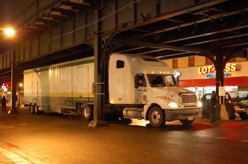 A tractor trailer backs up after probably scraping the elevated subway structure @ 231 St (1) - A tractor trailer backs up after probably scraping the elevated subway structure @ 231 St (1) DSC_9446f.jpg
