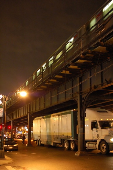 A tractor trailer backs up after probably scraping the elevated subway structure @ 231 St (1) - A tractor trailer backs up after probably scraping the elevated subway structure @ 231 St (1) DSC_9447f_800.jpg