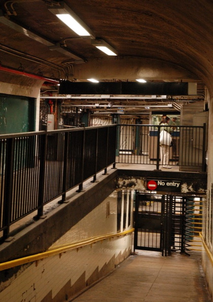 190 St (A). Entrance @ Bennett Ave & W 193 St. Looking west at fare control on upper level and platforms on lower level. - 190 St (A). Entrance @ Bennett Ave & W 193 St. Looking west at fare control on upper level and platforms on lower level. DSC_8020a_800.jpg