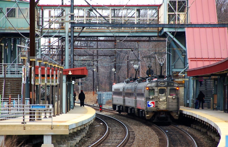SEPTA Budd Silverliner II 208 @ Fern Rock Transportation Center (R2 WARMINSTER). - SEPTA Budd Silverliner II 208 @ Fern Rock Transportation Center (R2 WARMINSTER). DSC_6202a.jpg