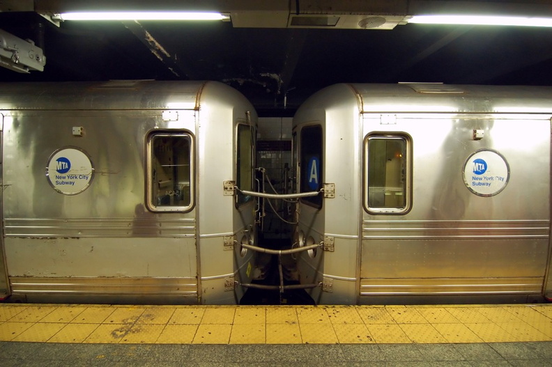 R-44 5434 and 5228 @ 207 St (A). Note the comparison of the car on the left with the painted carbon steel belly band and the car on the right with the stainless steel belly band. - R-44 5434 and 5228 @ 207 St (A). Note the comparison of the car on the left with the painted carbon steel belly band and the car on the right with the stainless steel belly band. DSC_8653af.jpg