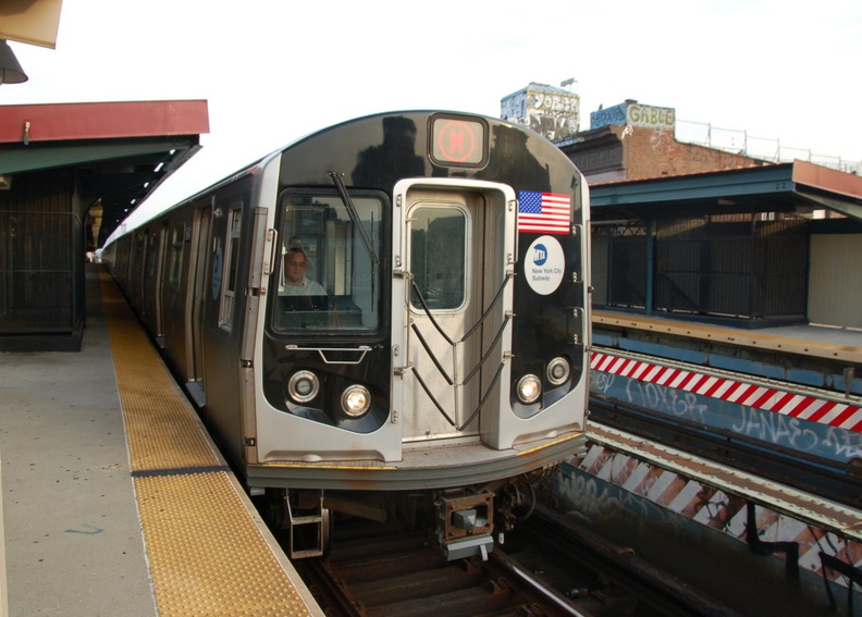 R-160A-1 8641 @ Hewes Street (M). This was the first southbound Orange (M) through the Chrystie Street Connection. - R-160A-1 8641 @ Hewes Street (M). This was the first southbound Orange (M) through the Chrystie Street Connection. DSC_0684a.jpg