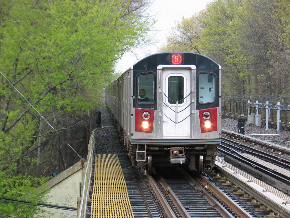 R-142 @ Baychester Av (5). Photo taken by Brian Weinberg, 4/25/2004.