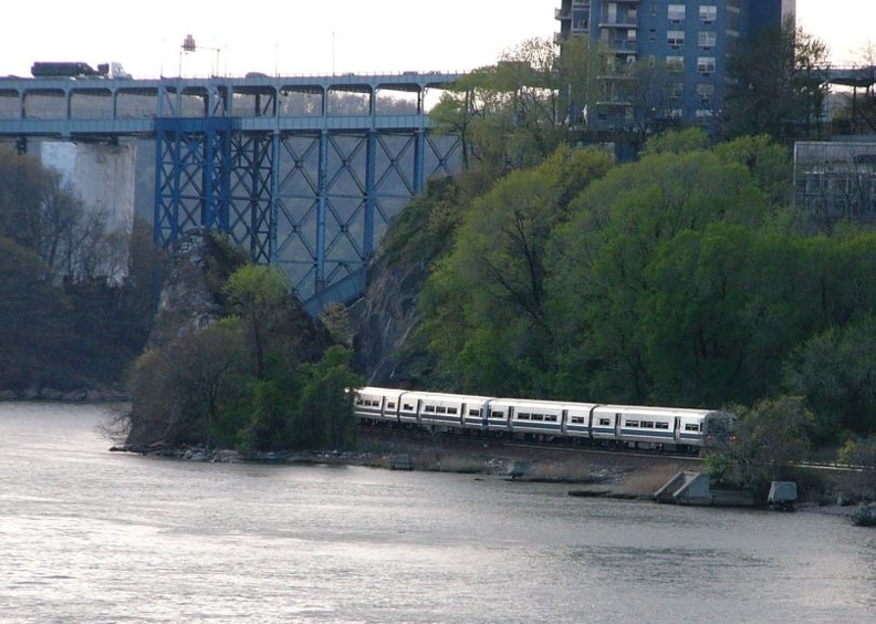 MNR M-1 @ Henry Hudson Bridge(Hudson Line). Photo taken by Brian Weinberg, 4/27/2004. P1000317a.jpg