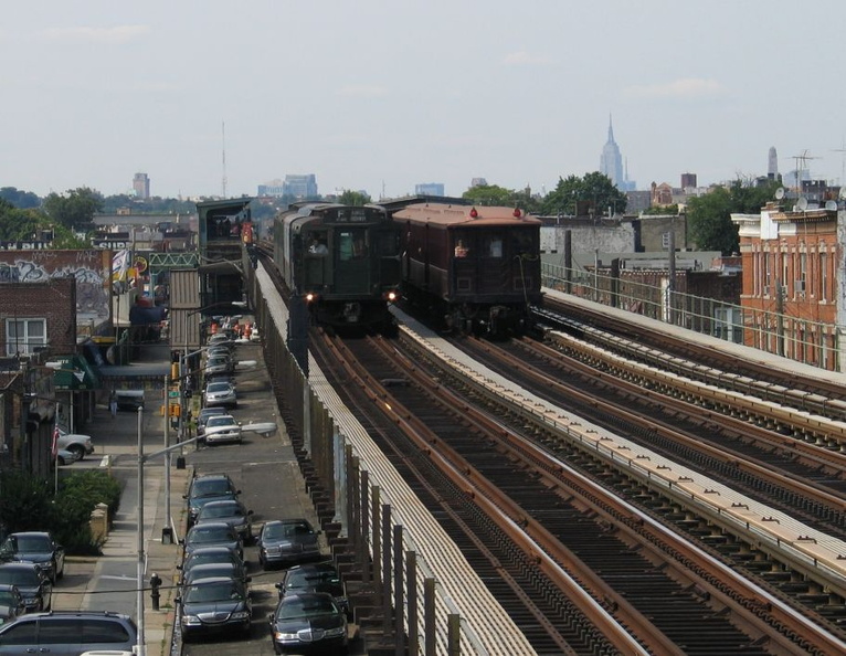 R-4 484 and BU Gate Car @ between Ave I and Bay Parkway on the Culver Line (Fan Trip). Photo taken by Brian Weinberg, 7/25/2004.