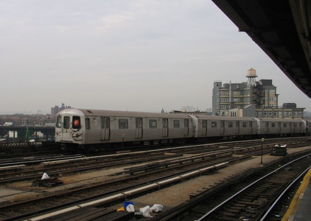 R-46 5994 @ Smith-9th St (F). Photo taken by Brian Weinberg, 1/3/2005.