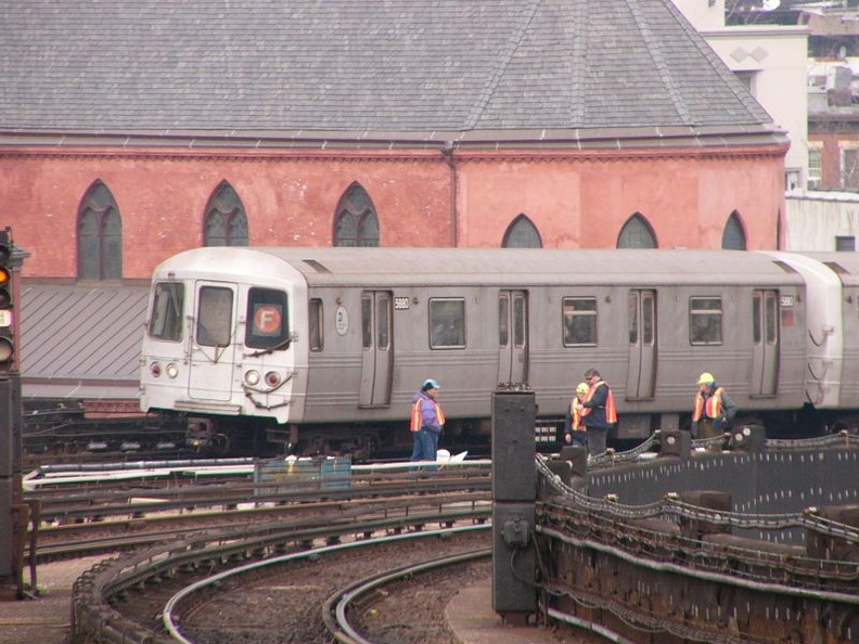 R-46 5880 @ Smith-9th St (F). Photo taken by Brian Weinberg, 1/3/2005. P1000813.jpg