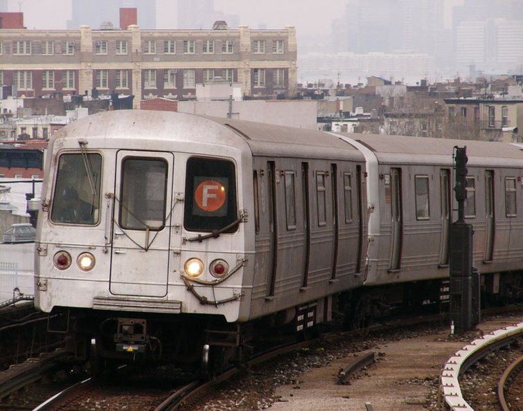 R-46 5880 @ Smith-9th St (F). Photo taken by Brian Weinberg, 1/3/2005. P1000819a.jpg