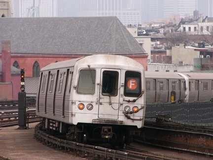 R-46 5520 @ Smith-9th St (F). Photo taken by Brian Weinberg, 1/3/2005.