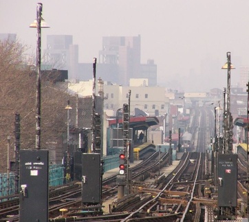 the el @ Broadway Junction (J). Photo taken by Brian Weinberg, 1/3/2005.