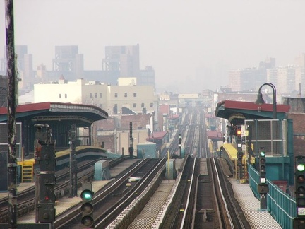 the el @ Chauncey St (J). Photo taken by Brian Weinberg, 1/3/2005.