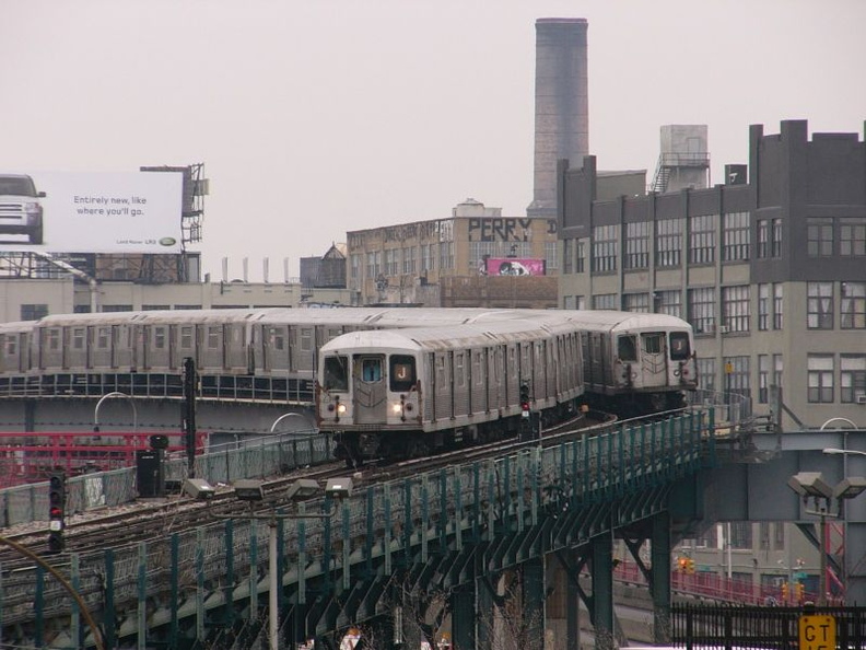 R-42 4695 &amp; 4721 @ Marcy Av (J). Photo taken by Brian Weinberg, 1/3/2005.