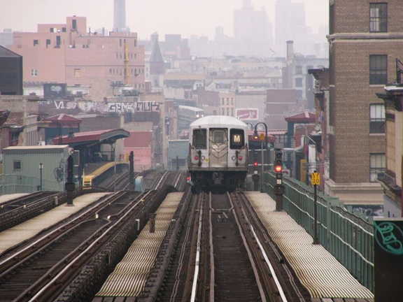 R-42 @ Flushing Av (M). Photo taken by Brian Weinberg, 1/3/2005.