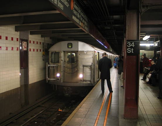 R-32 3828 @ 34 St - Herald Square (V). Photo taken by Brian Weinberg, 1/26/2005.