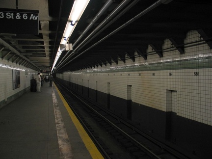 Looking south on the NB platform @ 23 St (F/V). Photo taken by Brian Weinberg, 07/29/2003.