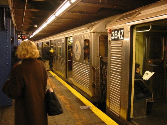 R-32 3647 coupled to R-38 3976 in the same train-set in service @ 59 St - Columbus Circle (C). Photo taken by Brian Weinberg, 2/