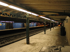 231 St (1), southbound side, under the canopy, looking south. Photo taken by Brian Weinberg, 3/8/2005.