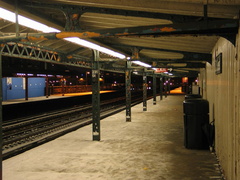 231 St (1), southbound side, under the canopy, looking south. Photo taken by Brian Weinberg, 3/8/2005.