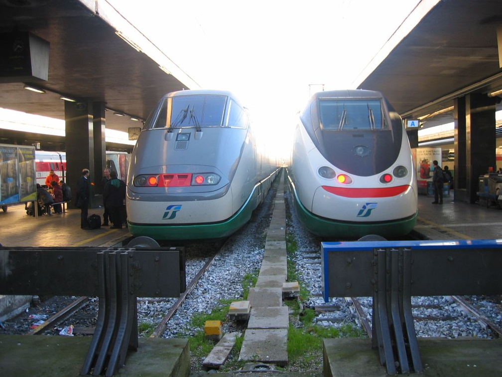 ETR-500 and ETR-500P @ Rome's Termini station (Roma Termini). Taken by Howard Langsner, 12/28/2004.