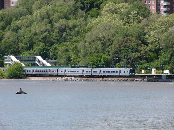 MNR M-7A @ Spuyten Duyvil. Photo taken by Brian Weinberg, 5/29/2005.