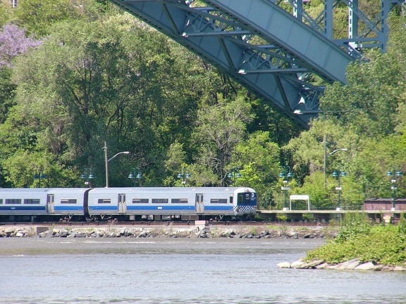 MNR M-1A @ Spuyten Duyvil. Photo taken by Brian Weinberg, 5/29/2005.