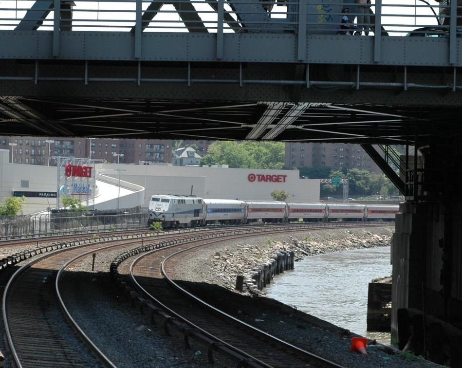 MNR P32AC-DM 208 @ Spuyten Duyvil (Hudson Line). Photo taken by Tamar Weinberg, 6/5/2005.