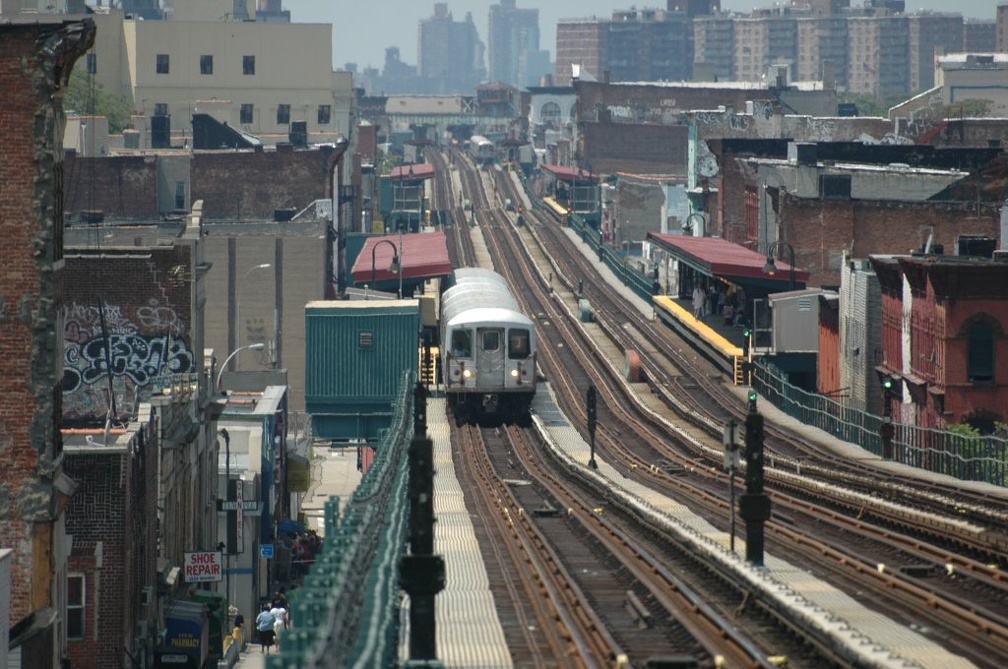 R-42 @ Halsey St (J). Photo taken by Tamar Weinberg, 6/5/2005.