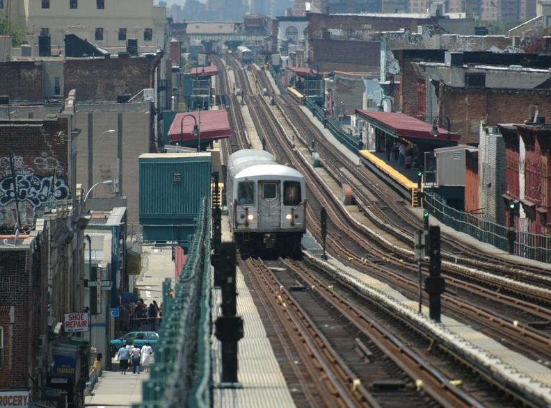 R-42 @ Halsey St (J). Photo taken by Tamar Weinberg, 6/5/2005.