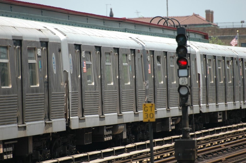 R-42 4675 @ Chauncey St (J). Photo taken by Brian Weinberg, 6/5/2005.