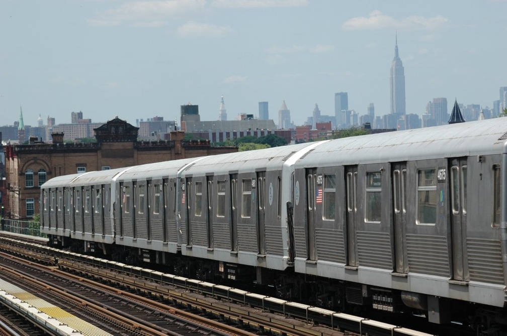 R-42 4675 @ Chauncey St (J). Photo taken by Brian Weinberg, 6/5/2005.